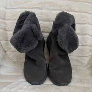 Skechers women’s slip on boots - Grey - Size 8.5 Wide